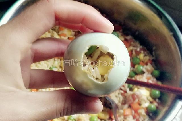 用小匙将馅料往蛋里装，满了后用筷子往里压一下再装，直至装至八分满即可。