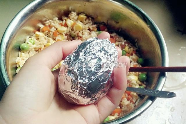 将装好的蛋用锡纸包起来。