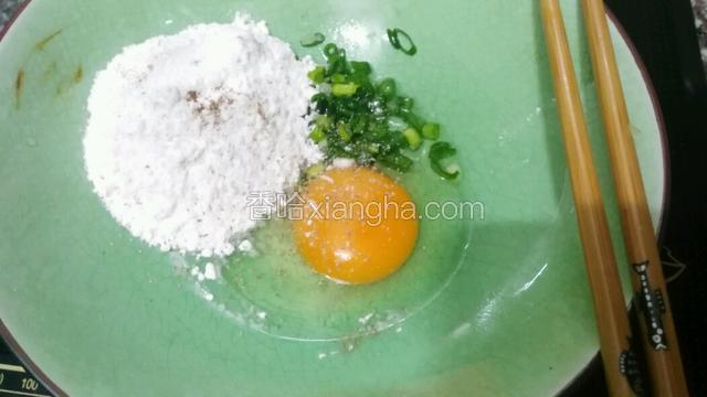 腌西葫芦的空间 准备面糊  把葱末  面粉  胡椒粉  水 鸡蛋充分拌匀