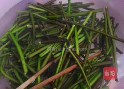 素炒蕨菜的做法图解1