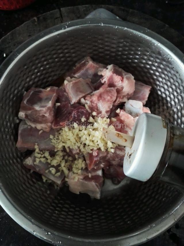 泡好的排骨用厨房纸吸去多余的水份，加入蒜沫，料酒