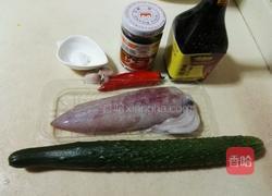 青瓜炒鲜鱿的做法图解1