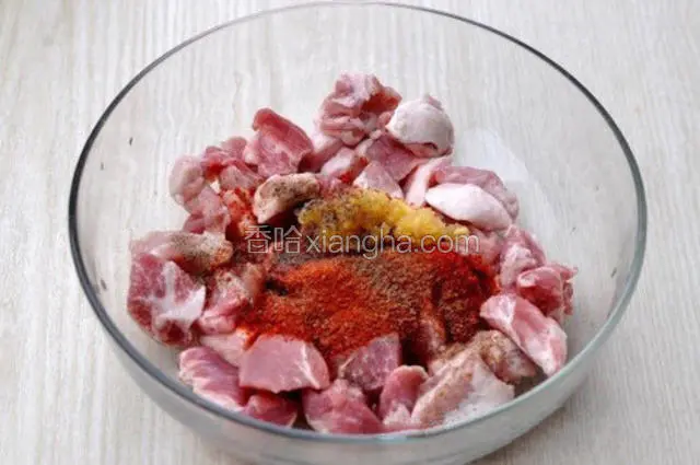 猪肉切小块 放入2大勺辣椒粉，1大勺蒜泥，2大勺料酒和适量胡椒粉 抓匀腌制30分钟