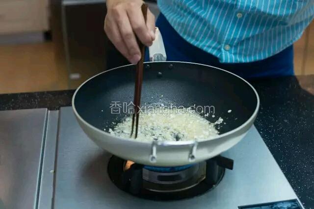 炒蒜末
红葱头末倒入锅里，再加入猪油和芝麻油炒匀，然后放入蒜末。（蒜末不能先放，否则会炸焦变苦），炒的过程中注意观察，要炒出香味但又不能使其焦掉。