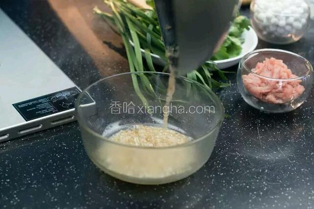 静置
将炒好的红葱头末和蒜末倒入水晶碗中静置备用，油的余热还会继续加热蒜末。