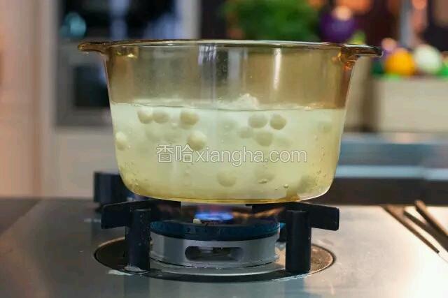 煮汤圆
水烧开后，将汤圆放到水锅里煮熟。（如何让汤圆避免沾到锅底，想看本文下方小技巧❶）