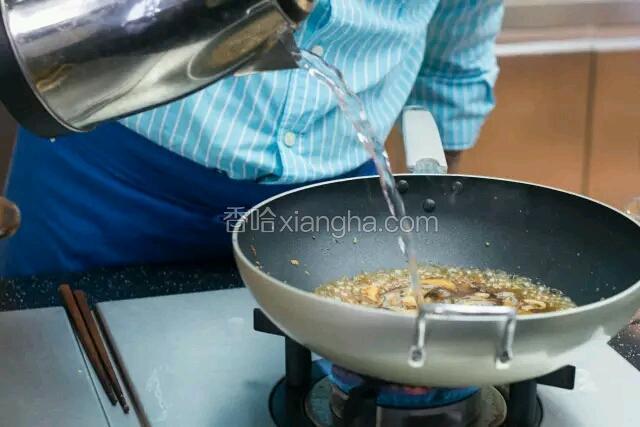 做汤
往步骤5的锅里倒水，煨汤。