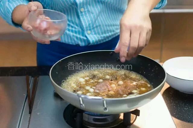 加瘦肉
往汤里加入瘦肉丝。