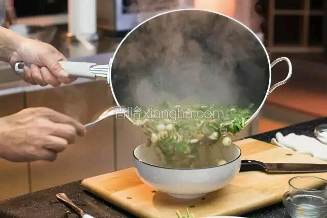 出锅
将全部煮好的食材倒入碗里，这时就可以享用热气腾腾的客家咸汤圆了。