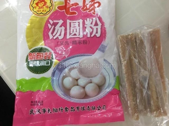 准备好主要食材，超市买的糯米粉(汤圆粉)和片糖。