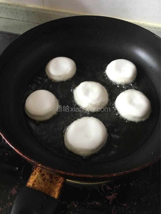 放适当油，不能太少。中火把油温加热到大概40度的时候，下剂子，一个一个下，一次性不要全部放进去。最好用平底锅。