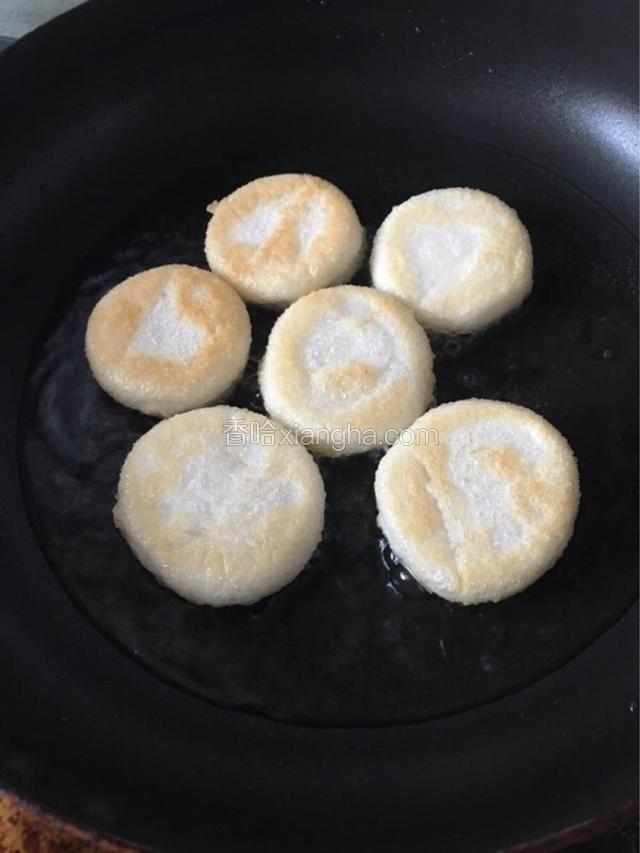 煎一分钟后用筷子翻边煎。然后煎一分钟后再翻边，大概来回煎4次到6次，这个步骤是需要经验的。一不小心煎久了可能会炸开，太勤快翻，又怕形状没了。所以全程不能开小差，看着来，这一步开始全部换成小火。