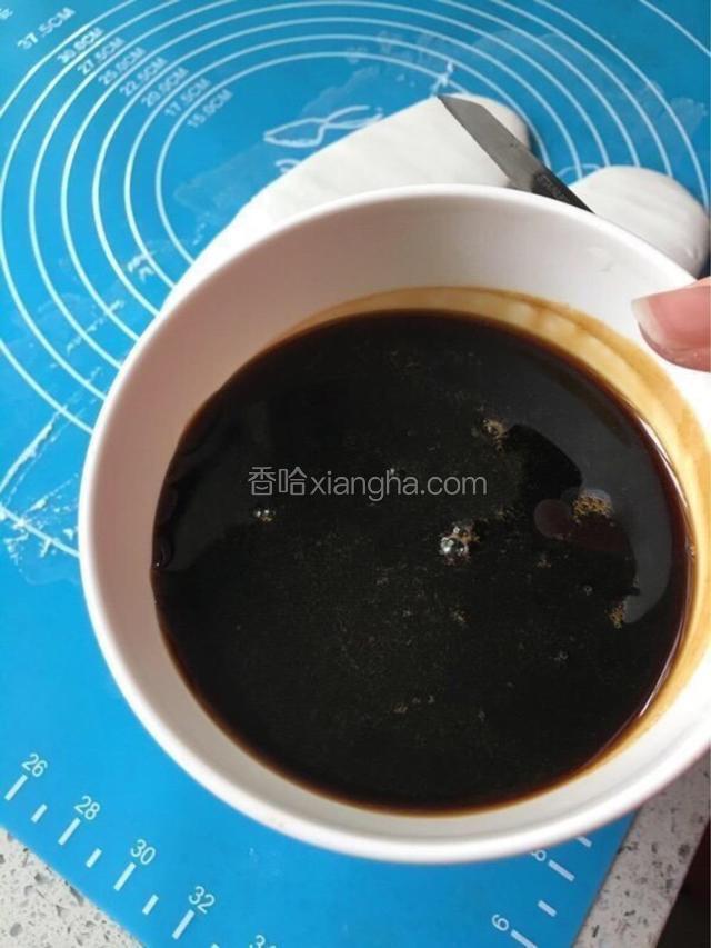 红糖加片糖加入热水化开，也可以用锅煮一锅糖水。如果没有片糖可以用冰糖代替，但是为了颜色好看，红糖最好是加一点。糖水用碗装着备用。