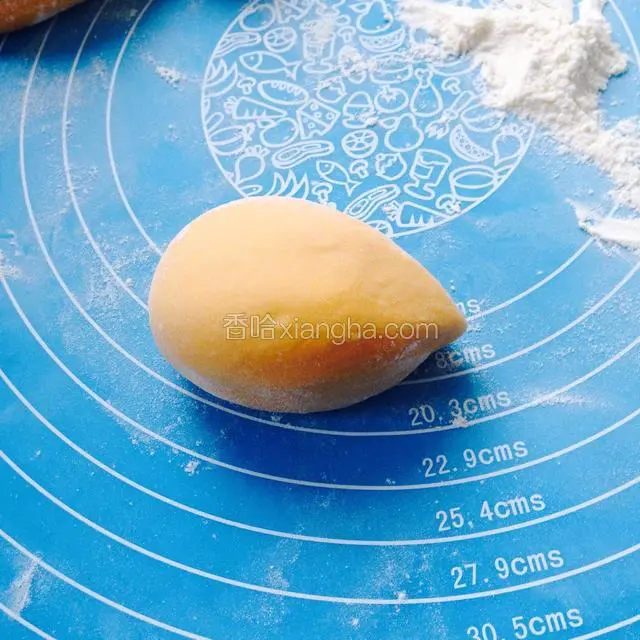 把红枣包好，用手捏出一个尖