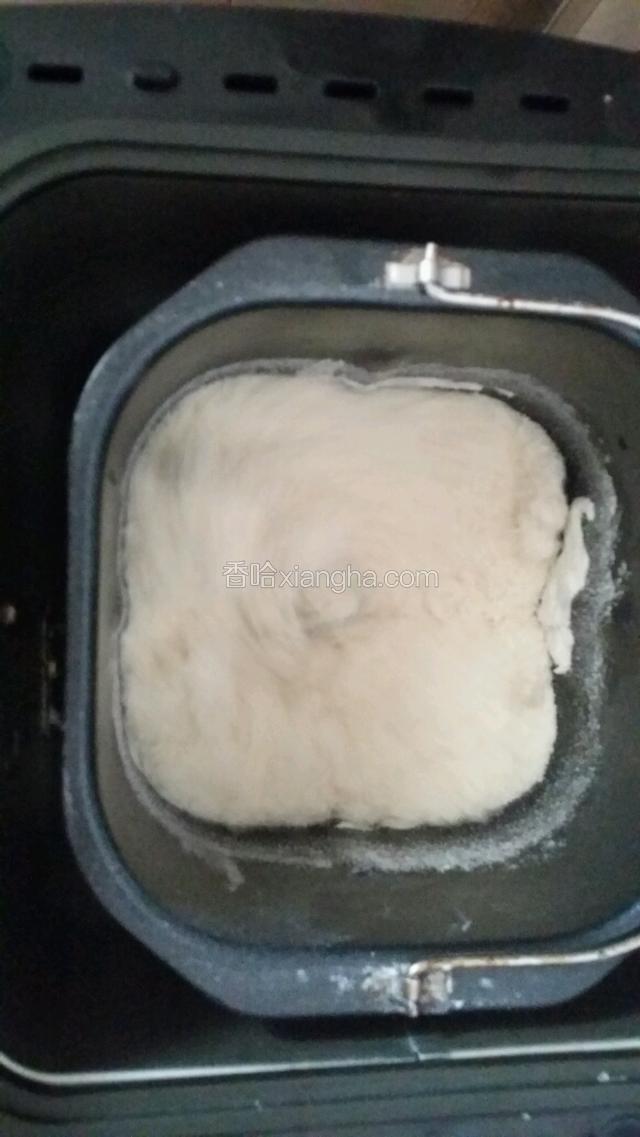 把除黄油外的原料 放入面包机 顺序是液体 糖盐对角放 面粉 酵母 启动和面程序