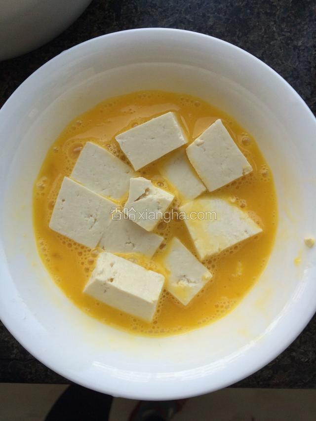 豆腐小块，别太厚，鸡蛋打散，依次放入切好的豆腐