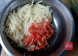 土豆丝甜椒饼的做法图解1