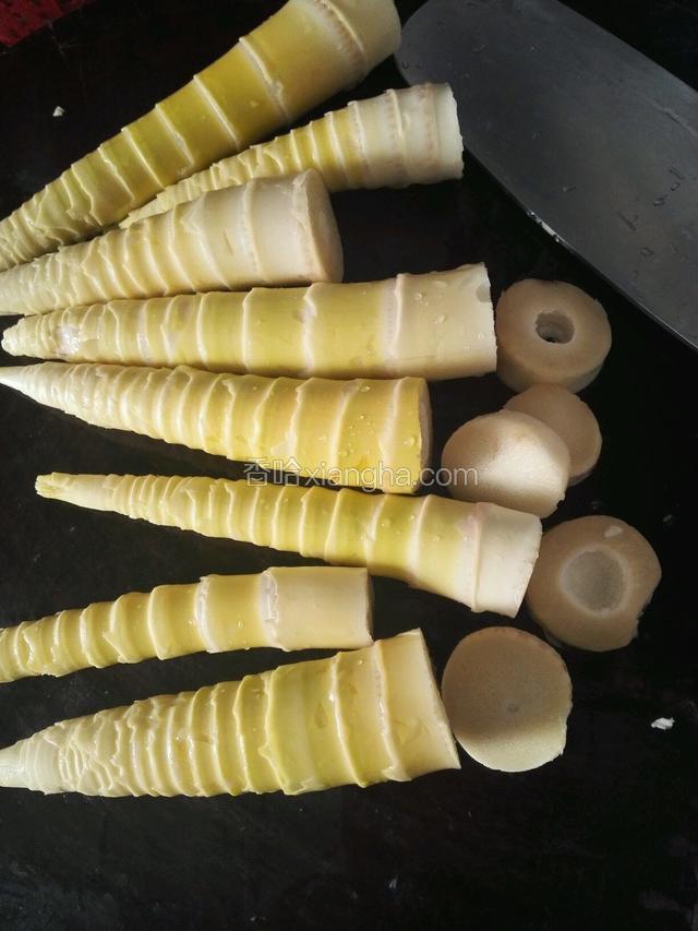 剥皮的春笋切去底根较硬的部分，那是老根口感不好