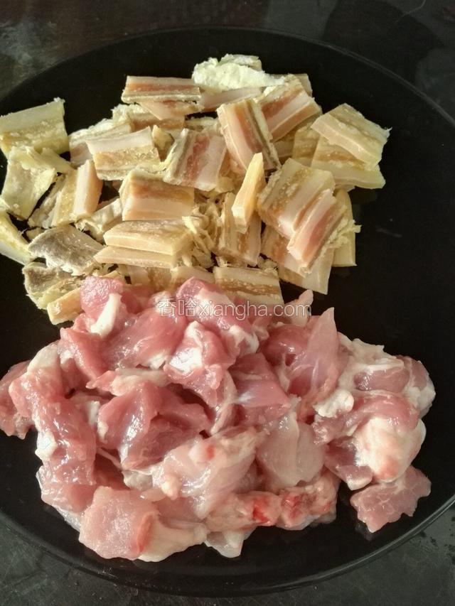 备好的鲜肉和咸肉切小片