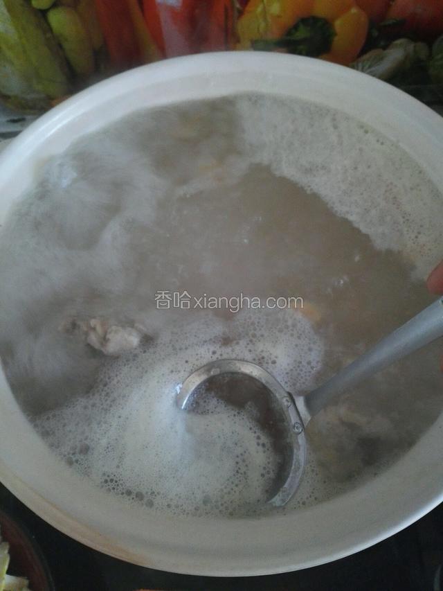 烧开水把肉入锅，等起沫后撇清血沫