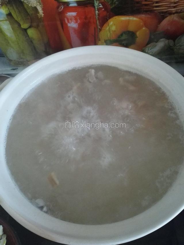 撇清后的汤水比较干净，没有血色