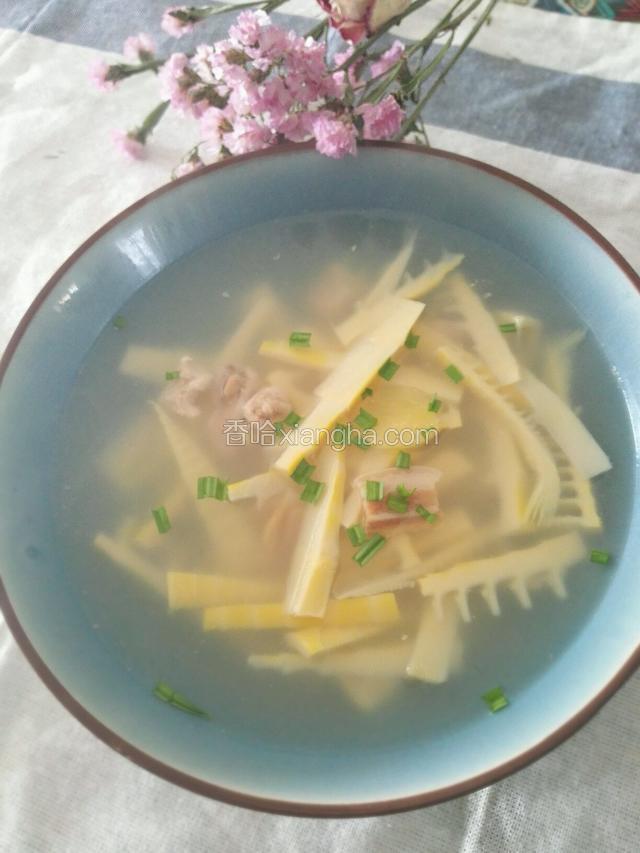 出锅后撒些青蒜苗点缀即可。
