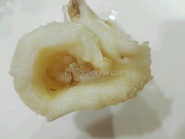 泡发好的新西兰花胶，呈汝白色，厚实。