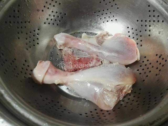 鸡腿去皮，和龙骨洗干净飞水沥干备用。