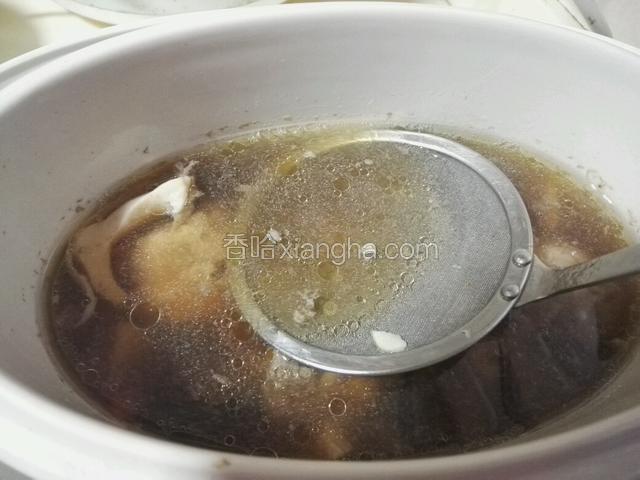 用滤油勺过滤油和浮沫。