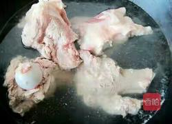 猪大骨炖豆腐的做法图解1