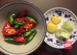 芹菜米椒炒鸭血的做法图解1