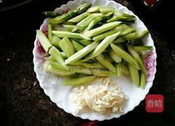 青炒芦笋的做法图解2