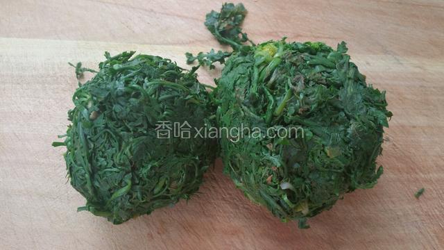 捞出后过几遍凉水，在用手挤一下。（不要挤的太干，影响口感）