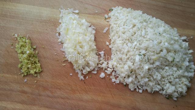 白菜切碎，葱姜切末。
