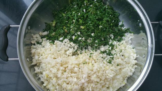 倒入装荠菜的盆里。