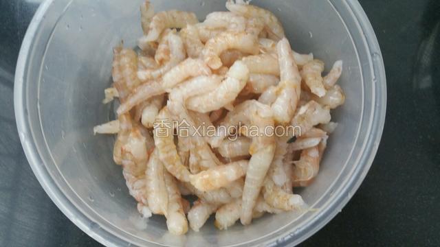 虾洗净，剥皮。