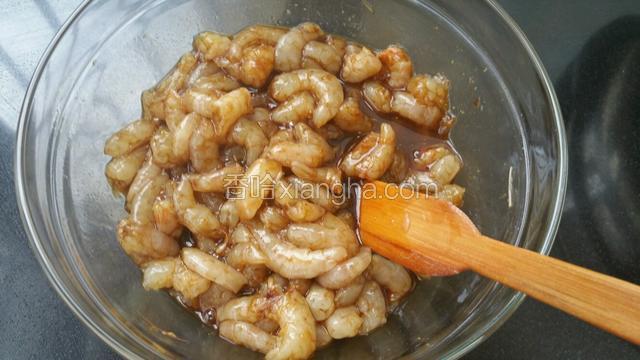 切段，加入适量生抽，料酒，胡椒粉，十三香拌匀腌渍30分钟入味。