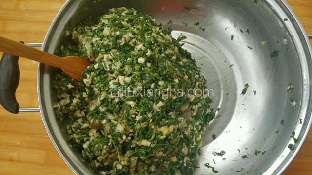 腌渍好的虾仁倒进菜馅盆里，加适量植物油，盐，生抽拌匀。