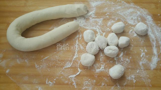 饧好的面团揉光滑，擀成长条切成大小相等的小剂子。