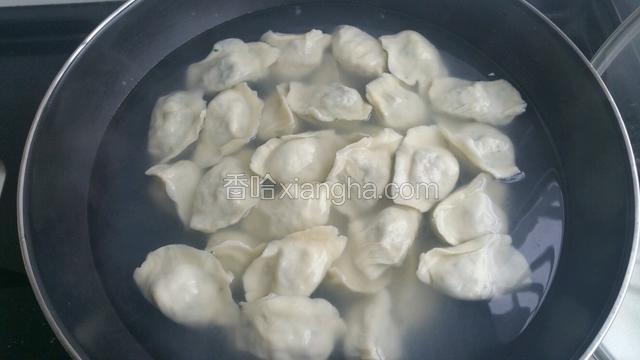 锅内加水大火烧开，放入饺子用笊篱贴锅边轻轻往前推，至饺子完全飘起并煮开。