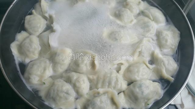 煮开后，加凉水点一下烧开，再重复一次就可以了。