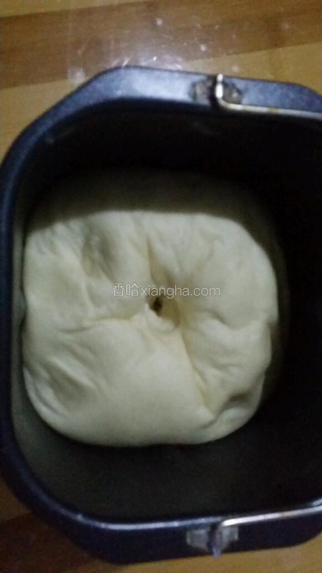 在面包机里发酵至2~2.5倍大（我习惯发好捏捏面  忘了要拍菜谱  所以表面皱巴巴 请忽略）