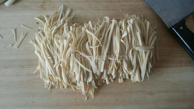 干豆腐切成细丝