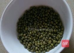 绿豆粥的做法图解1