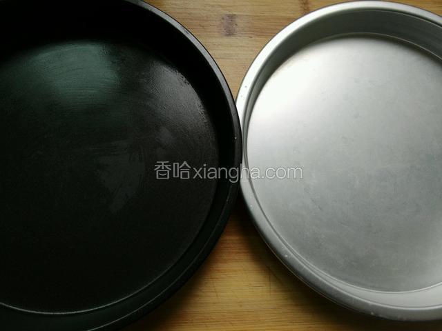 没有专用的锣锣我用了两个披萨模具，用刷子均匀的刷上油。