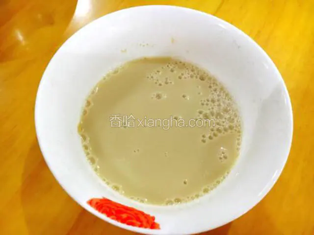 酵母用温水化开。