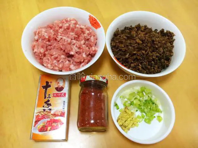 利用发酵的时间，我们来准备馅料，梅干菜提前泡软洗干净，再挤干水分切碎备用。猪肉剁碎备用。