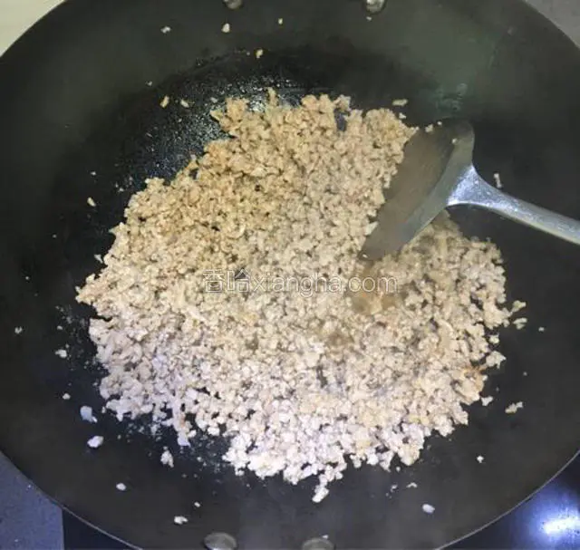 炒锅倒入适量油，放入肉馅煸炒出一部分油，加入适量的生抽蚝油。