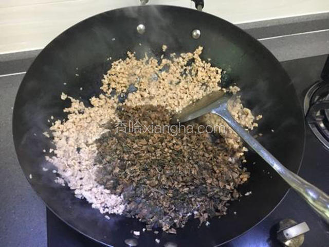 猪肉馅炒香以后，放入梅干菜一起炒香。如果太干，可加少许水焖煮片刻。