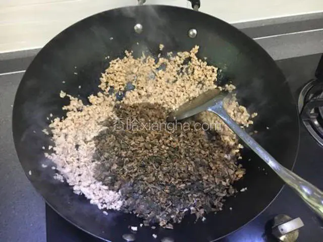 猪肉馅炒香以后，放入梅干菜一起炒香。如果太干，可加少许水焖煮片刻。